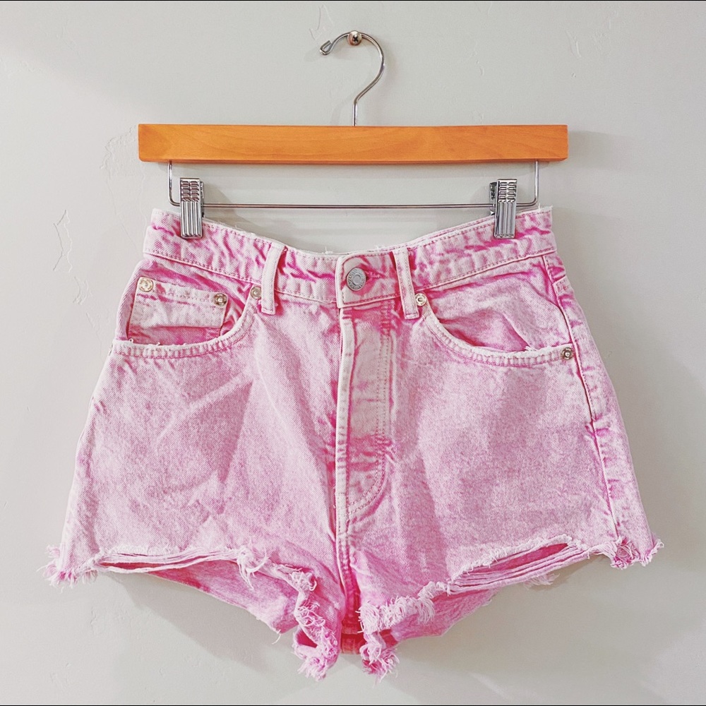 zara | frayed hi rise denim short in pink ↷